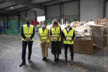 Visita de la consejera de Medio Ambiente, Inés Jiménez, a la plataforma logística de HiperDino para conocer su sistema de separación de residuos/TA.